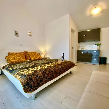 Island With Pool Vir