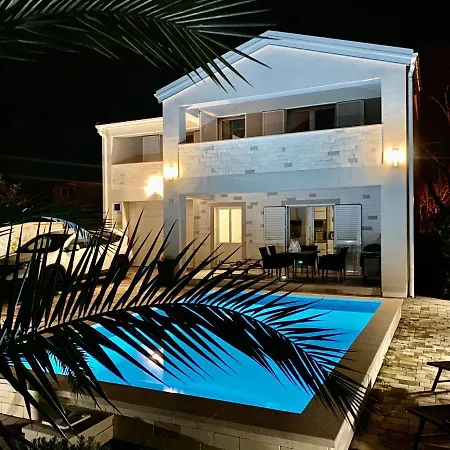 Βίλα Island With Pool Vir