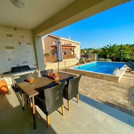 Island With Pool *