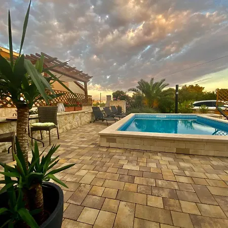 Island With Pool Vir