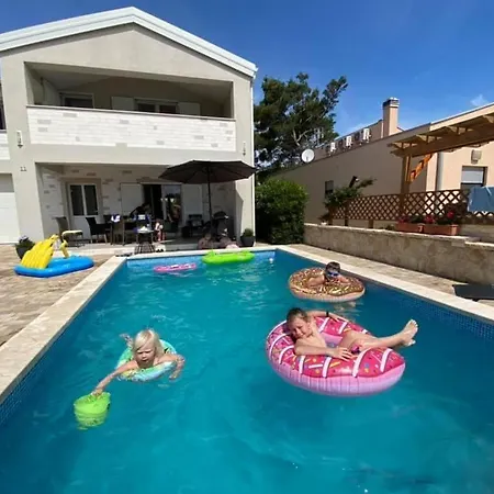 Island With Pool Vir