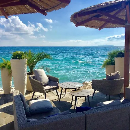 Island With Pool * Vir