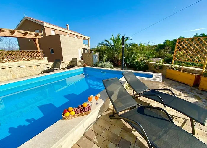 Island With Pool *