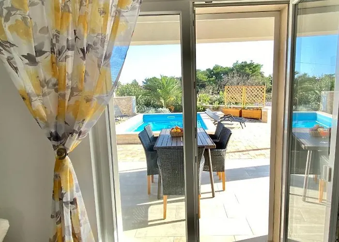 Island With Pool * Vir