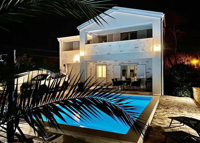 Βίλα Island With Pool Vir