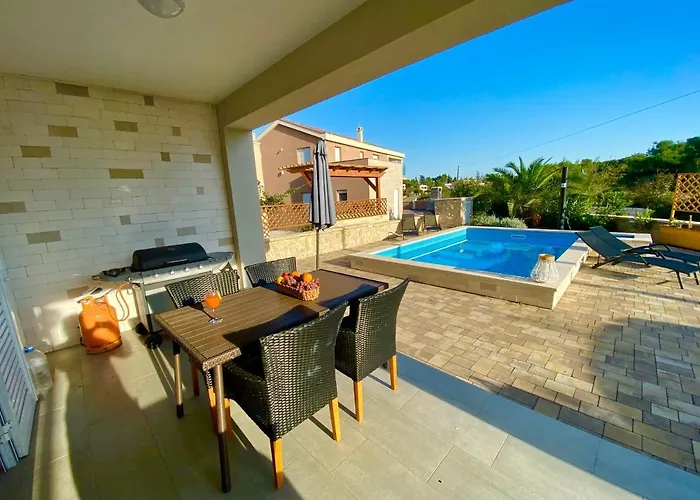 Island With Pool *