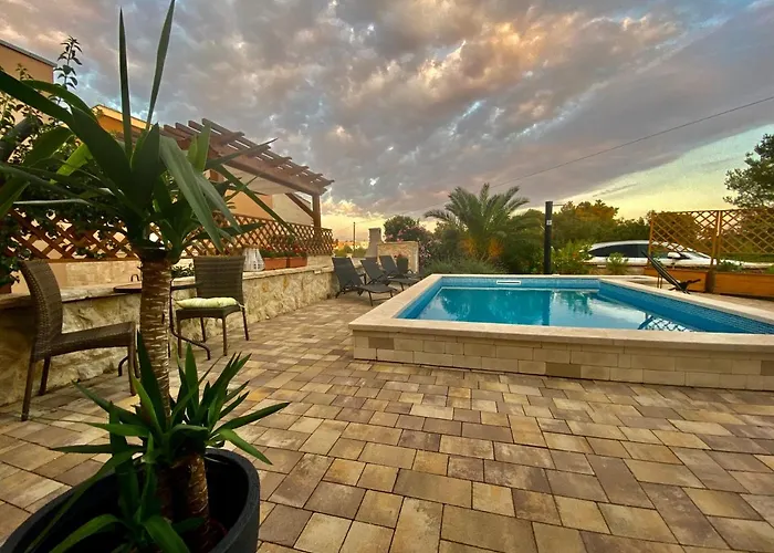 Island With Pool Vir