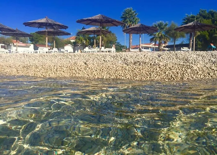 Βίλα Island With Pool Vir