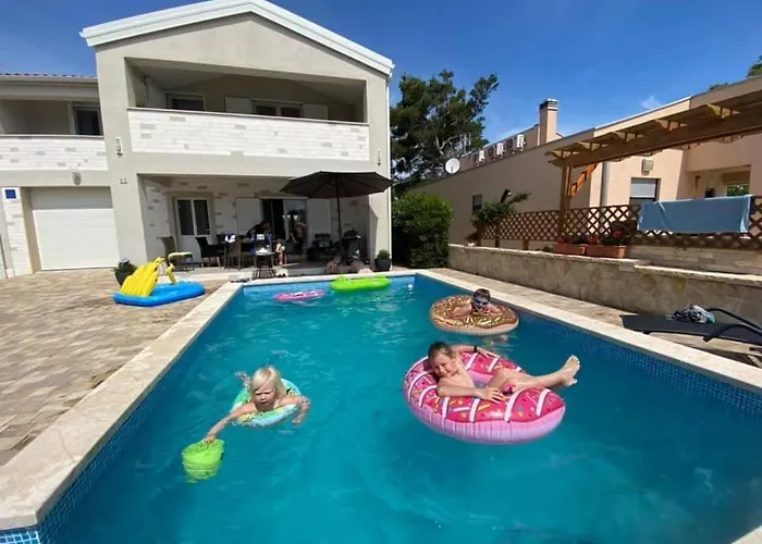 Island With Pool Vir