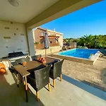 Island With Pool *