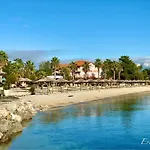 Island With Pool فيلة