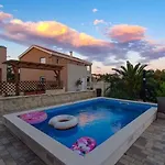 Vila Island With Pool *
