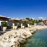 فيلة Island With Pool
