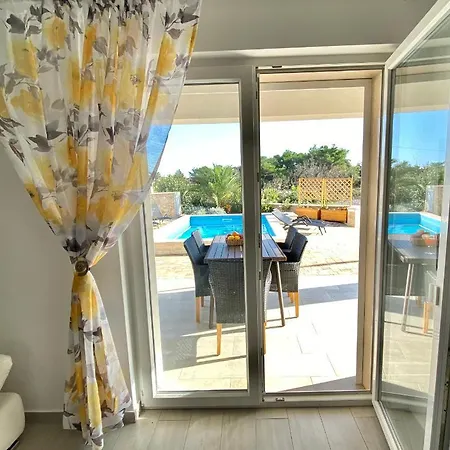 Island With Pool * ヴィル