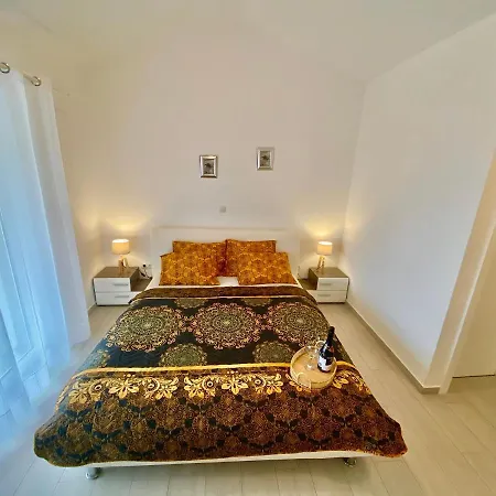 Island With Pool * Vir