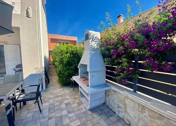 Island With Pool Вилла