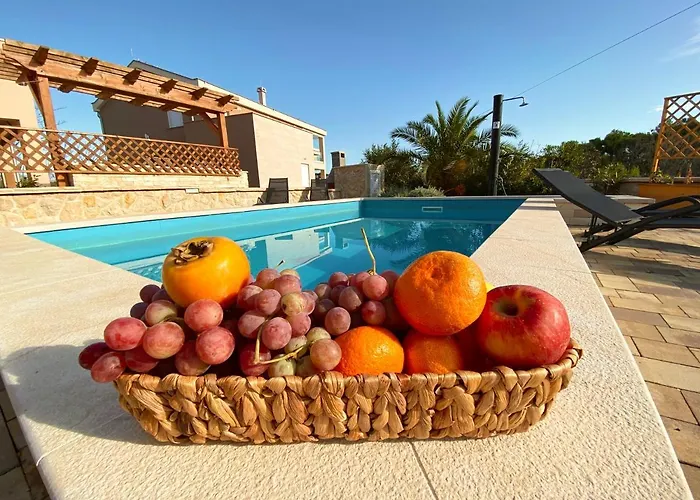 Island With Pool فيلة