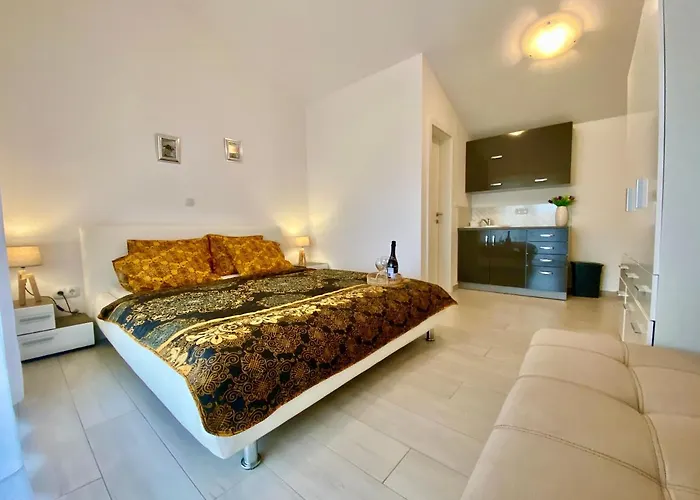 Island With Pool Вир