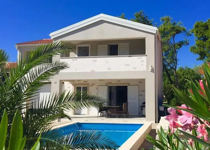 Island With Pool Вилла