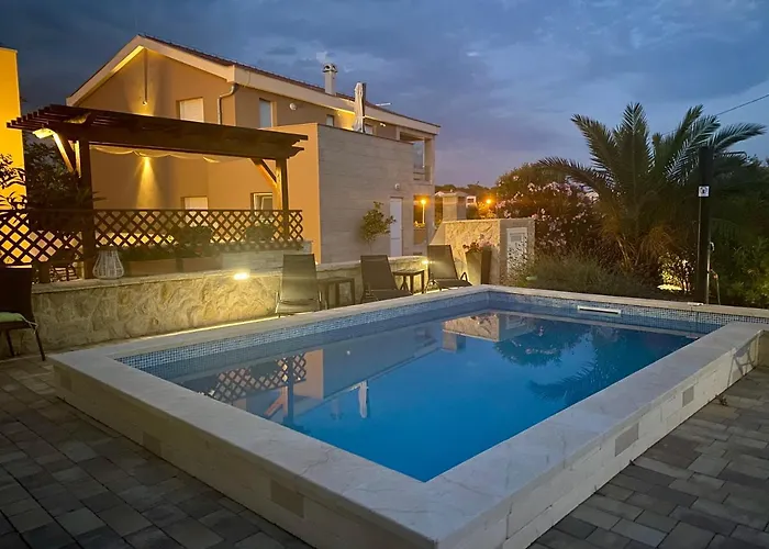 Island With Pool Вилла