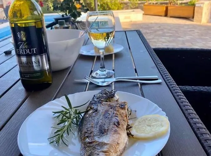 Island With Pool Вилла Вир