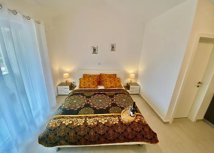 Island With Pool * فير