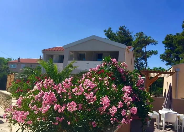 Island With Pool Вилла